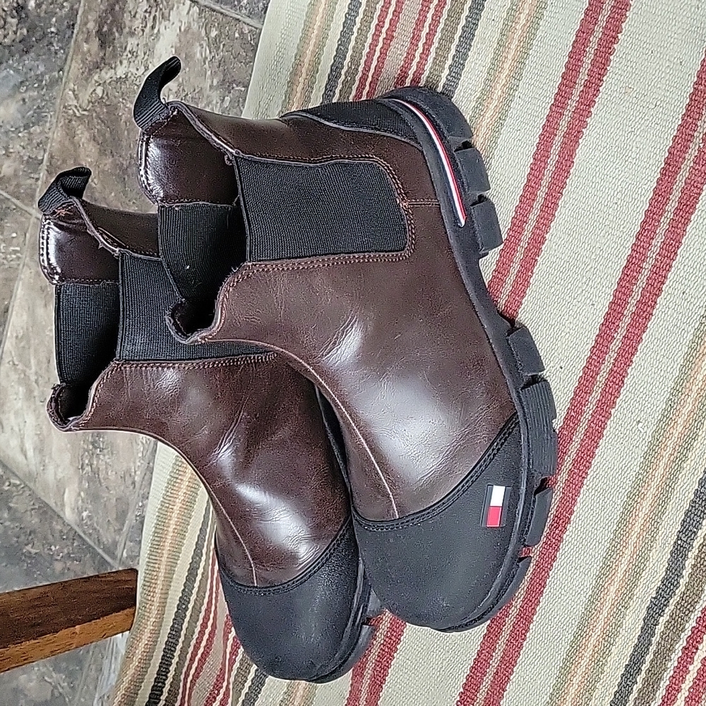Mens Tommy Hilfiger size 8.5 boots